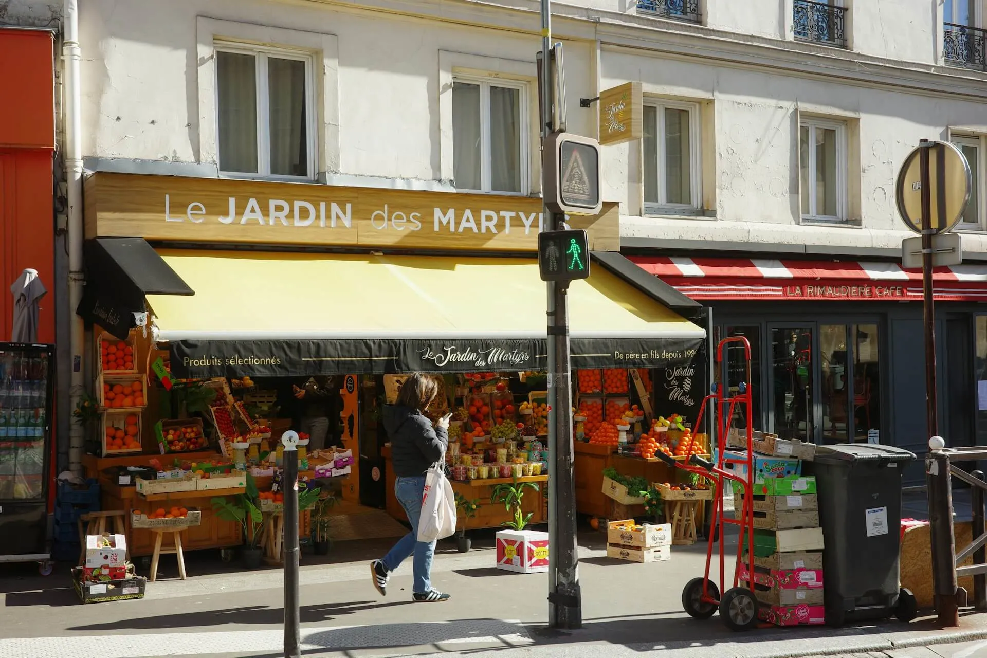 A route in parris with some shops