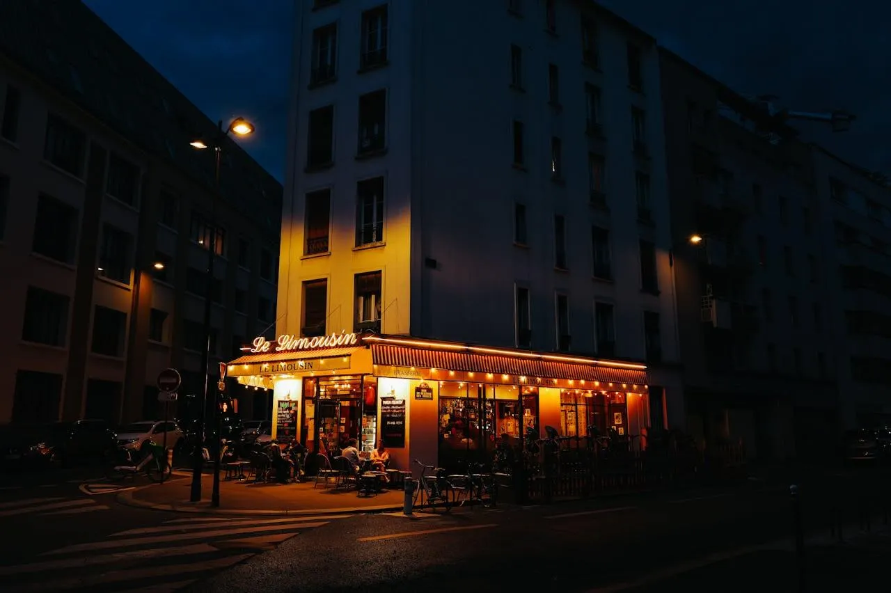 the corner of a route of Paris at night