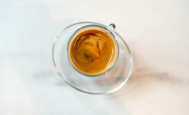 A coffeemachine and an espresso